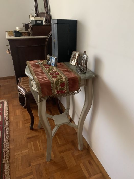 Credência com tampo de pedra esverdeada