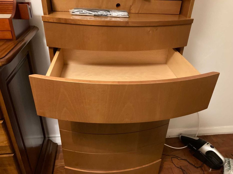 Vendo Camiseiro, mesas de cabeceira e mesa de apoio