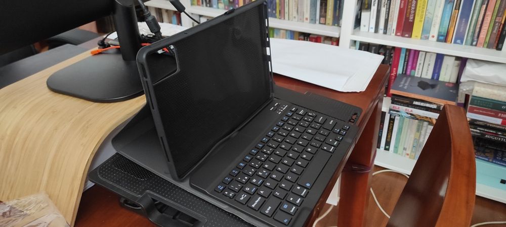 Smart Keyboard Case - Capa com Teclado Magnético para Tablet (Nova, Selada)