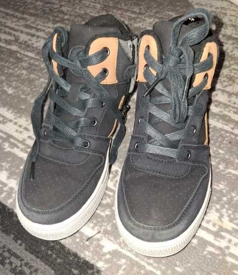 Botas pretas e castanhas