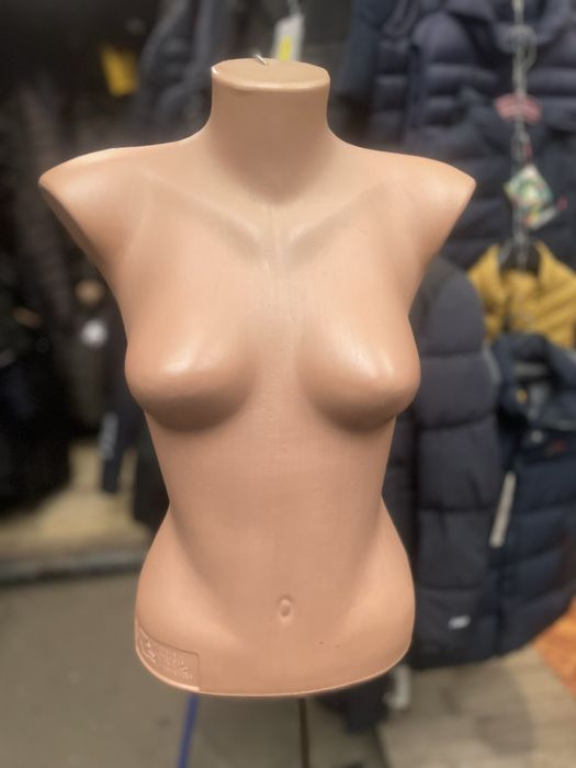 Манекени-тулуби чоловічі та жіночі