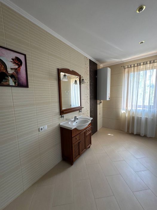 Будинок в сучасному стилі. Дніпршосе. Район новобудов в лісовій смузі