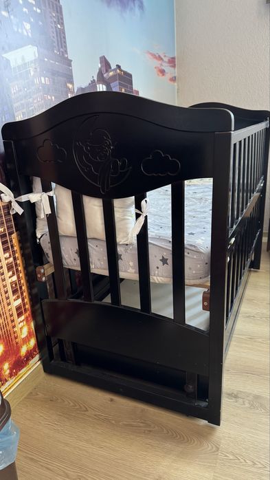Дитяче ліжечко з маятником та матрасом