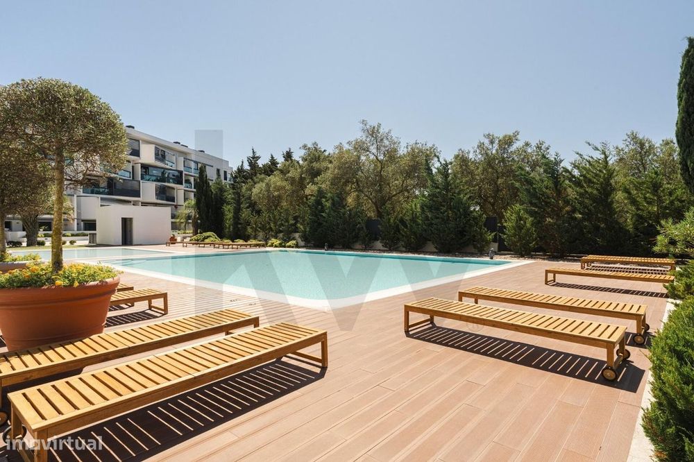 T2 com suite, varanda e 2 lugares de garagem — Condomínio com piscina,