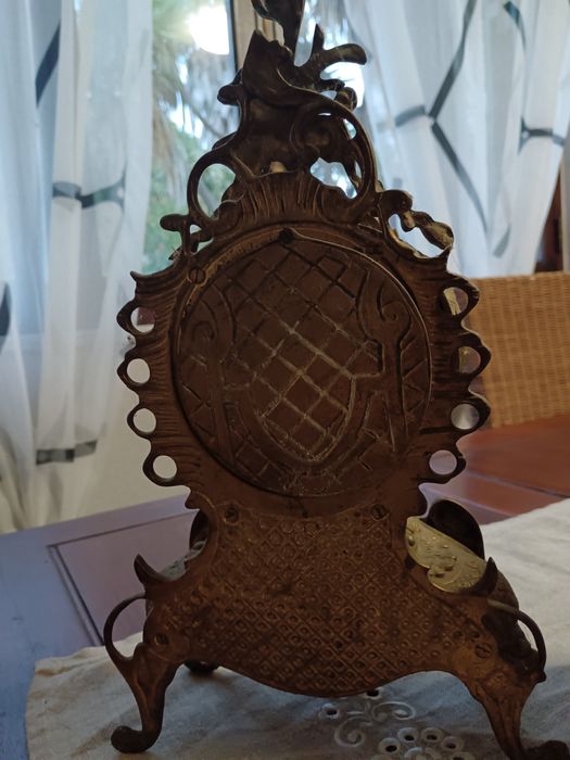 Vendo relógios antigos de latão