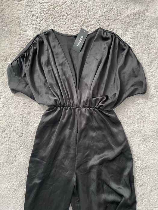 Жіночий чорний сатиновий максі комбінезон з широкими штанами від Booho