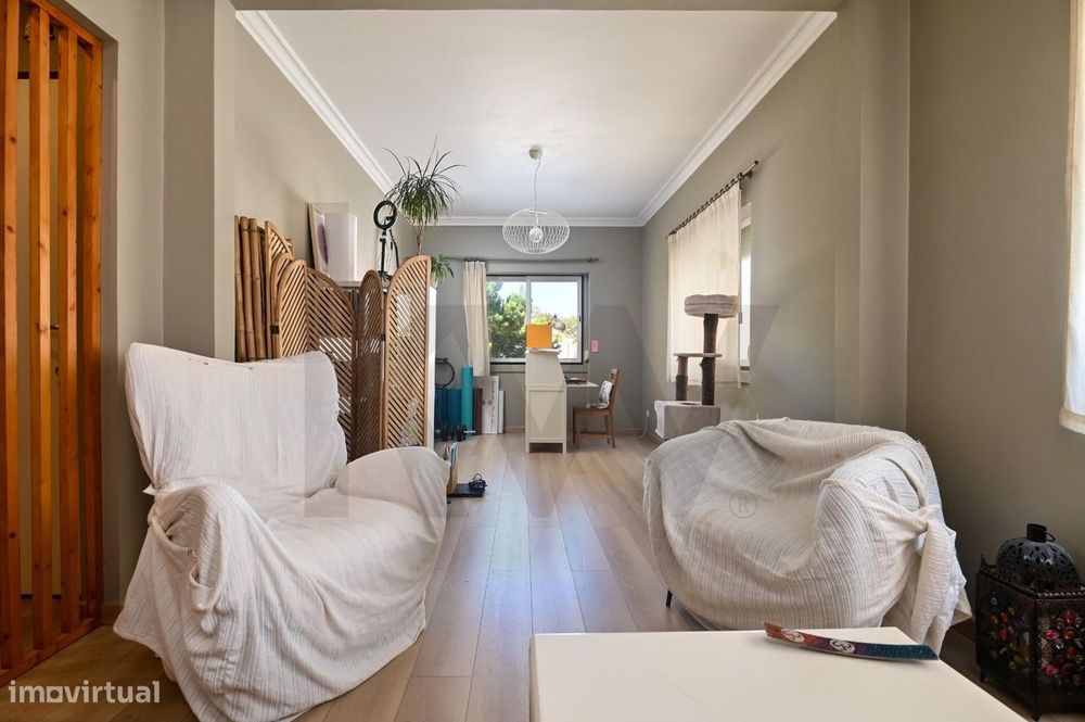 Apartamento T2 Renovado com Varanda no Centro da Parede I Cascais