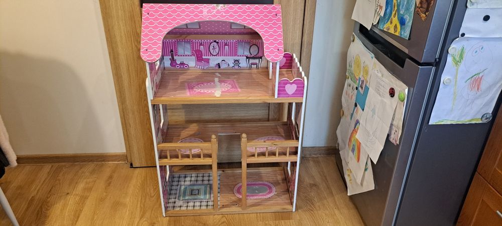 Duży drewniany domek dla lalek