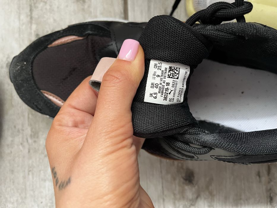 Кросівки жіночі в ідеальному стані