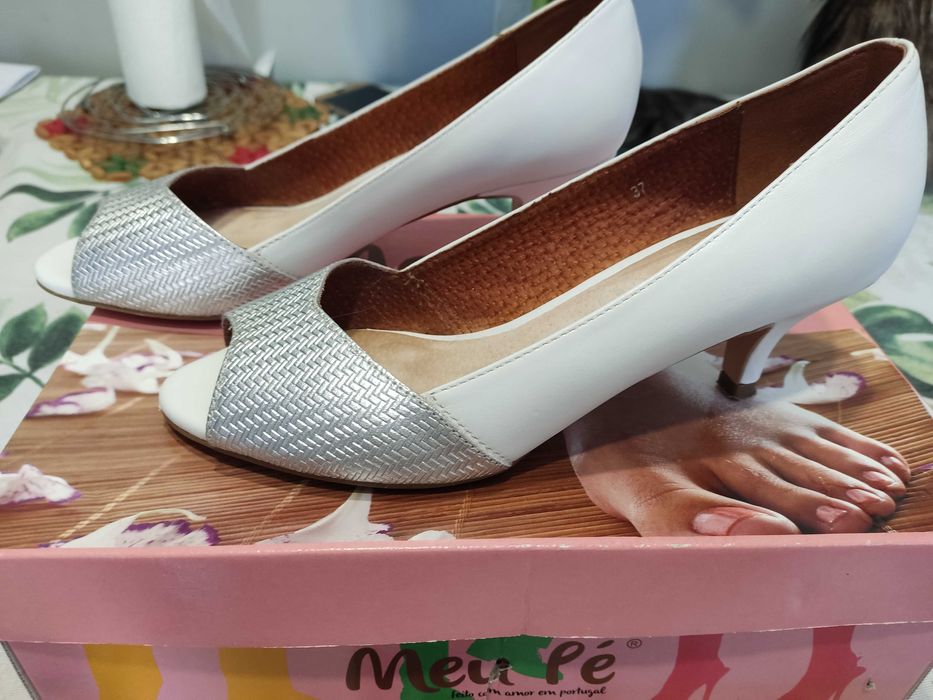 Sapatos brancos e prateados em pele. Tam 37