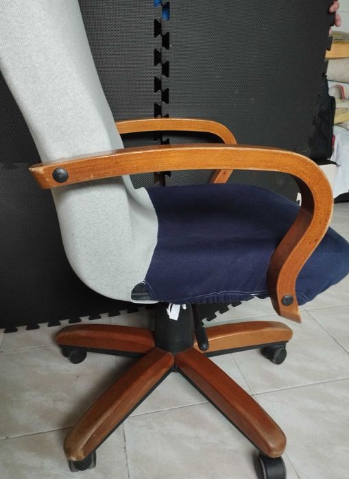 Cadeira escritório com braços em madeira