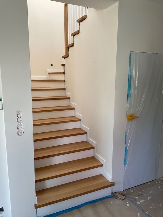 Schody drewniane dębowe lite zabiegowe, proste, podesty, parapety