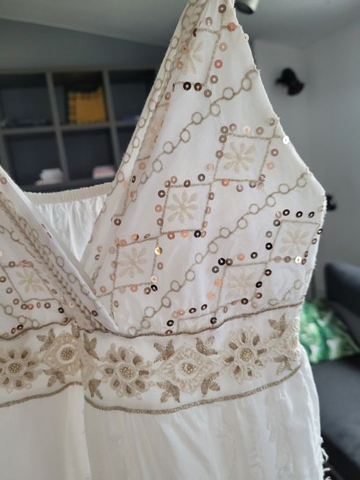 Biała sukienka w stylu boho