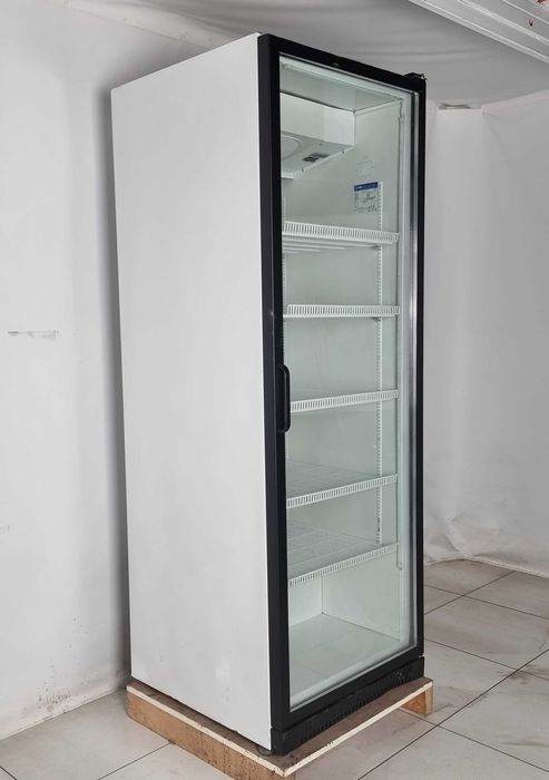 Холодильна шафа-вітрина 