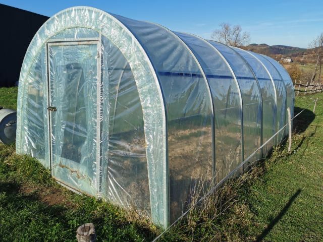 Bramy garażowe i tunele, szklarnie