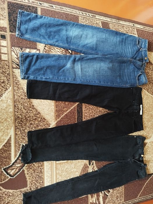 Джинси продаються