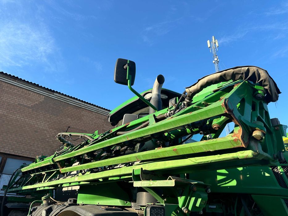 Самохідний оприскувач John Deere R4045