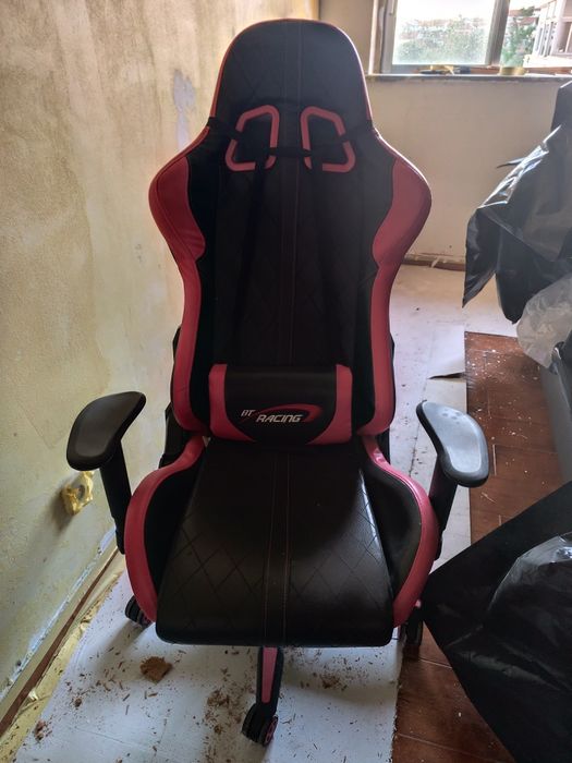 Cadeira gamer preta e rosa