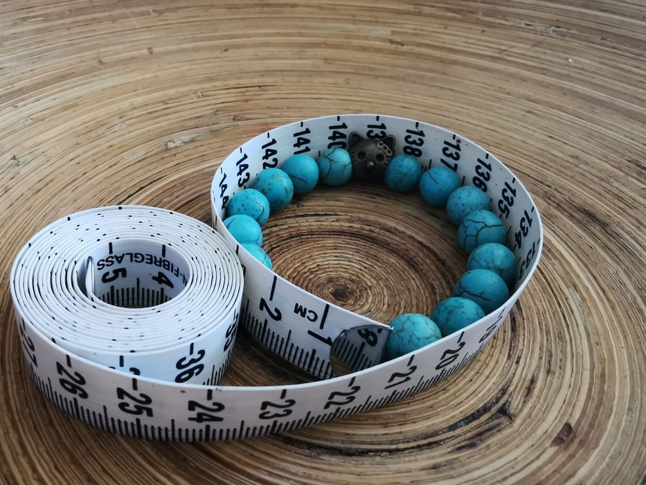 Pulseira com gato e pedras azuis.