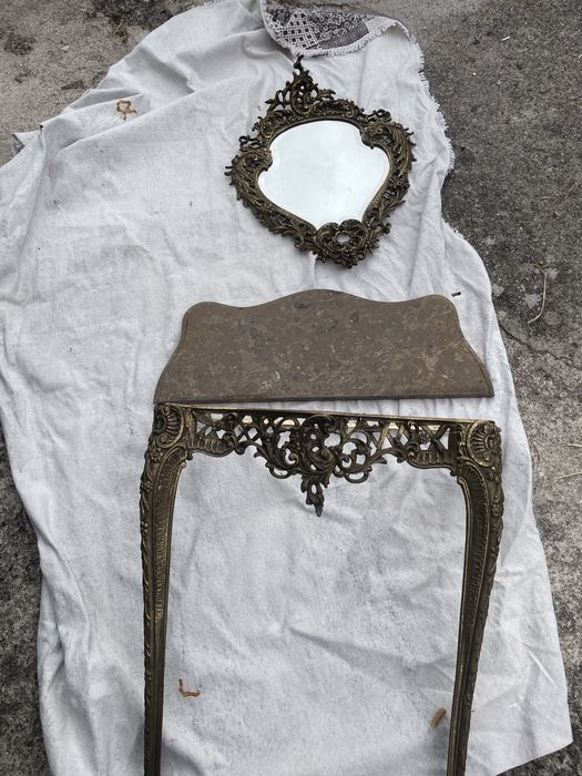 Movel com pedra e espelho