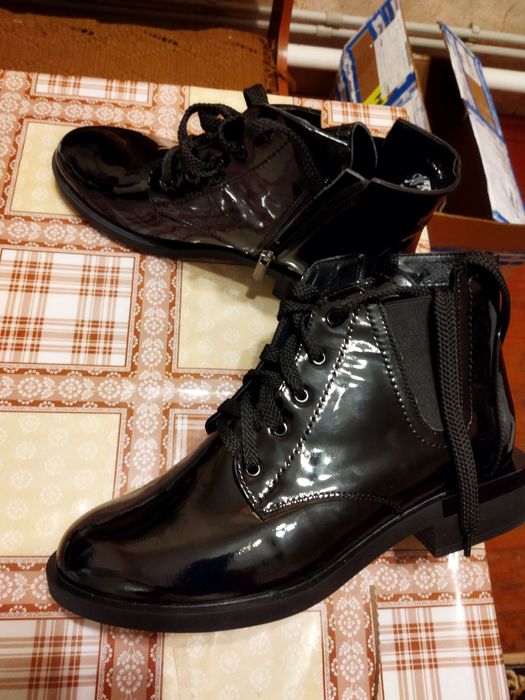 Фірменні ботинки марки AVK