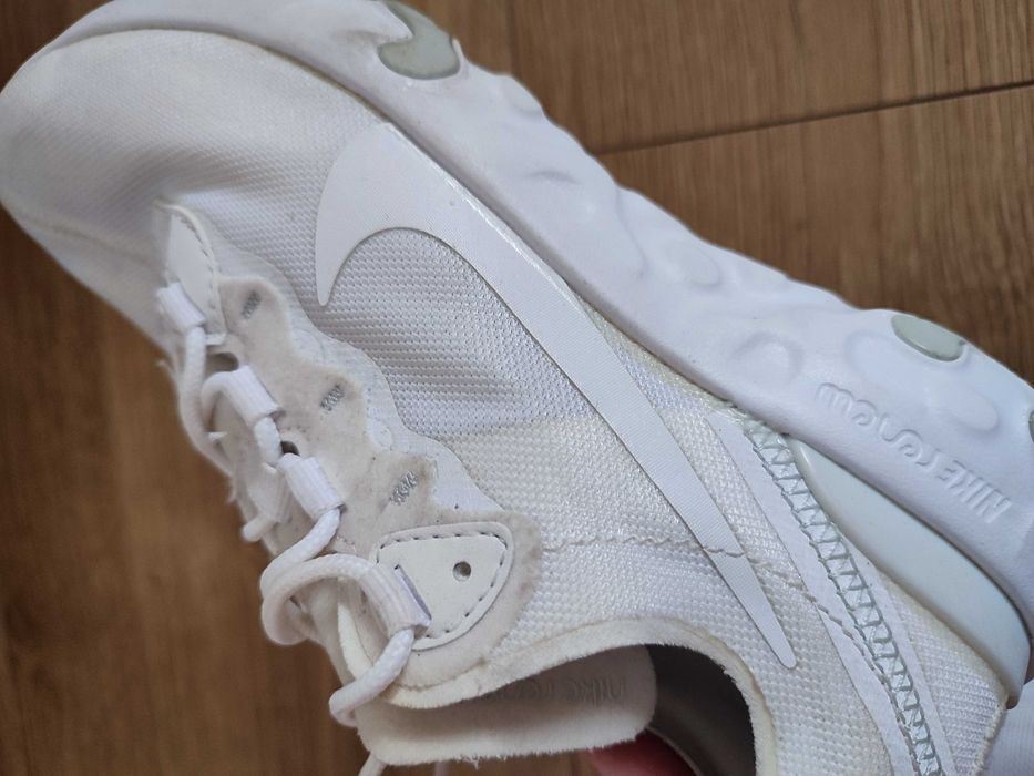 NIKE Renew Lucent białe lekkie sneakersy. Idealne na wiosnę!