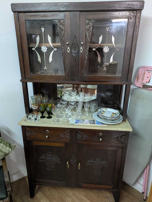 Cristaleira Vintage em Madeira Maciça