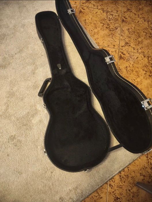 guitarra junto de caixa