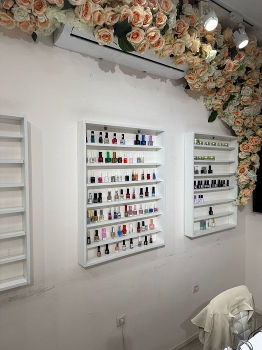 Unhas expositores Esmaltes e mesa manicure