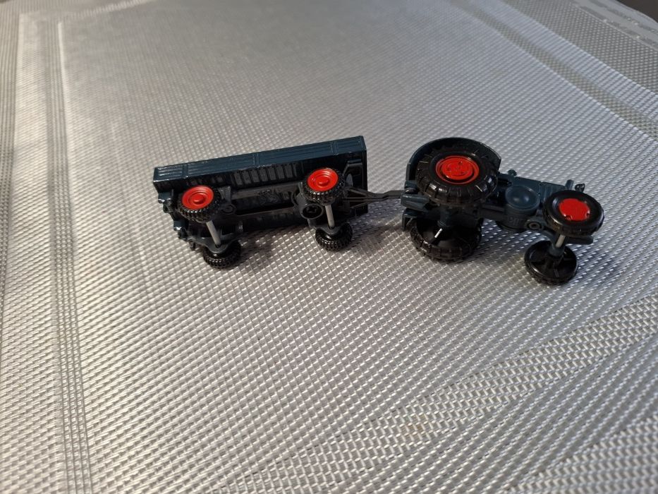 Siku traktor z przyczepą model