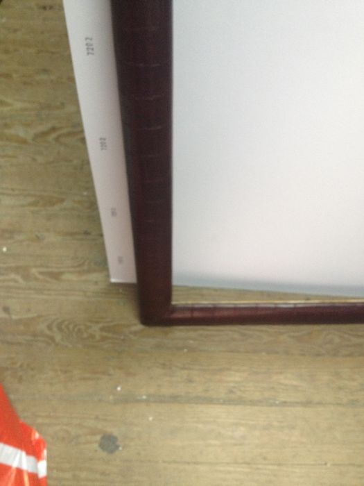 Moldura em pele em bom estado