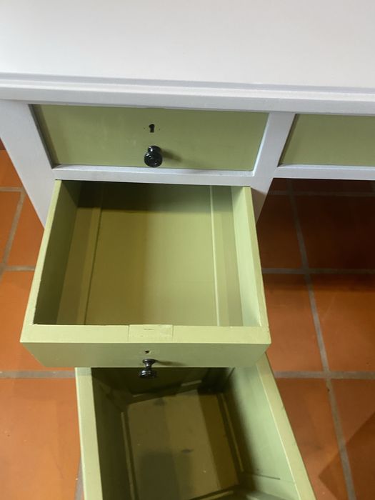 Conjunto de secretaria antiga, cadeira elevatoria e de rodar e caixote