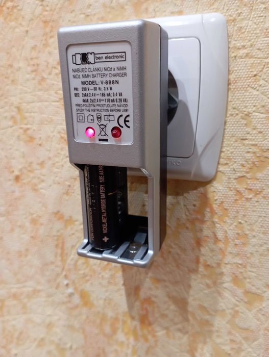 Зарядное устройство для пальчиковых АА аккумуляторов