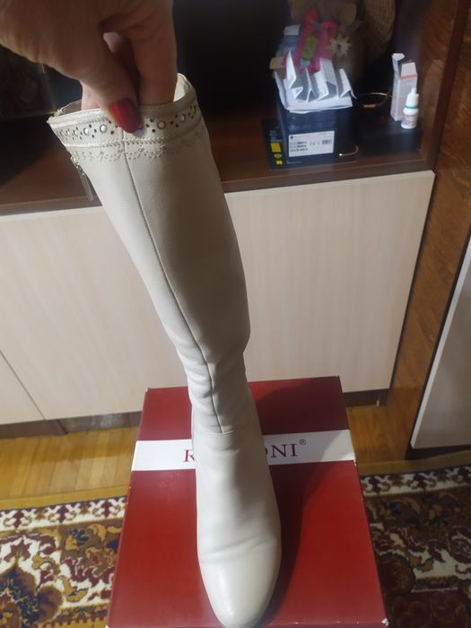 Чоботи жіночі молочного кольору