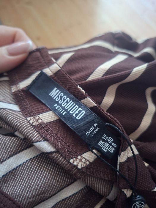 Czekoladowa sukienka mini wiązana L 40 lekka zwiewna modna w paski