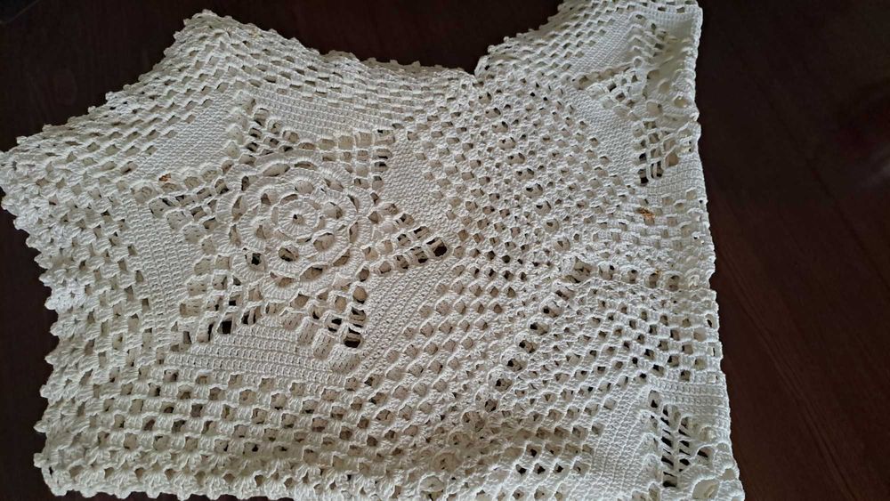 Toalha em renda grossa para mesa de camilha