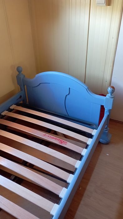 Vendo cama de madeira maciça