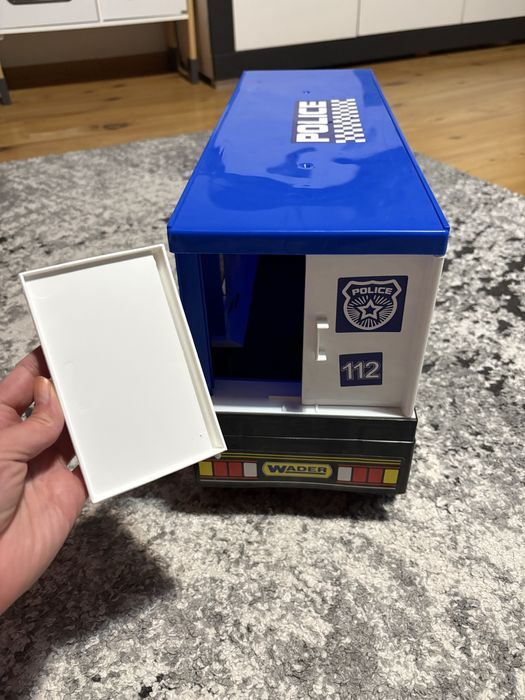 Mega duze auto ciezarowka policja