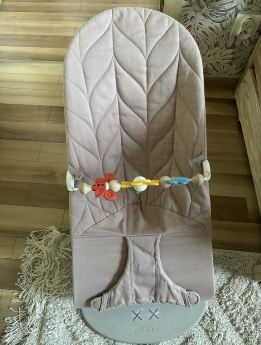 Babybjörn leżaczek z zabawką rozowy