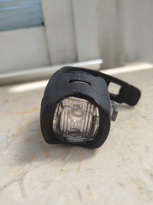 Luz frontal para bicicleta ou trotinetes.