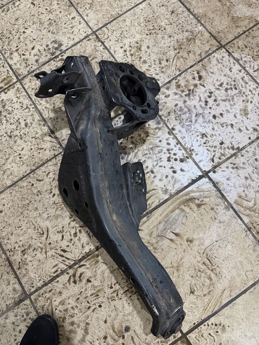 Задній правий продольний ричаг Нісан Рог