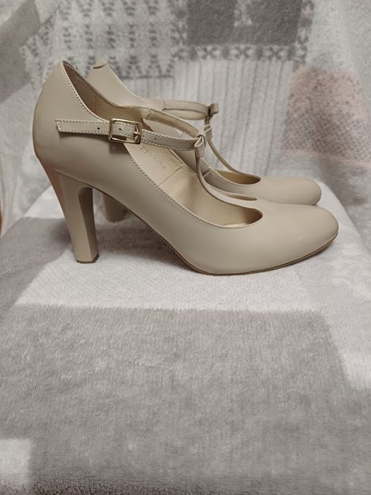 Beżowe buty na obcasie kotyl 38