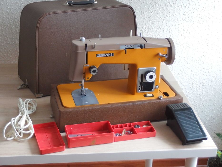 Walizkowa maszyna do szycia Predom Łucznik 451 + TUR-2 + pedał