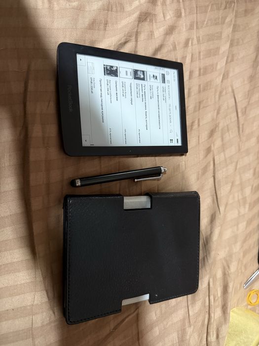Електронна книга PocketBook з підствіткою