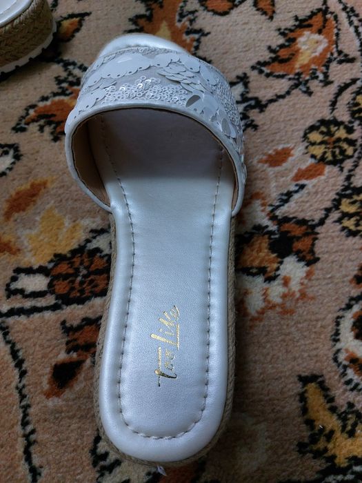 Взуття, шльопки,,сандалі