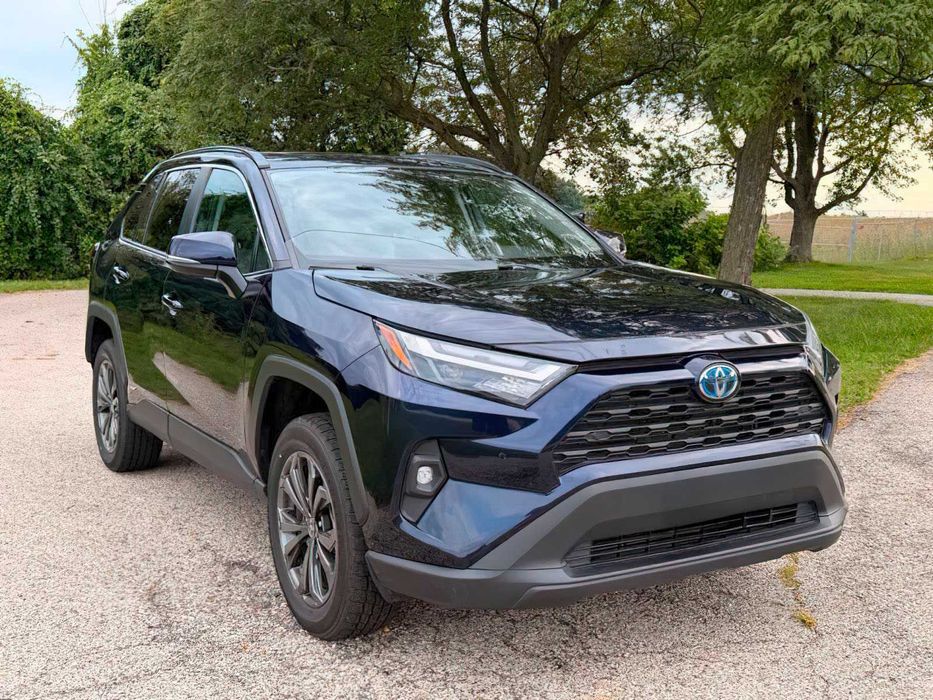 Toyota RAV4 XLE Premium      2024
