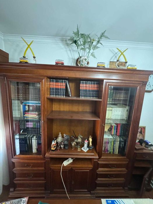 venda  de móveis em ótimo estado mesa , cadeiras e 2 estantes