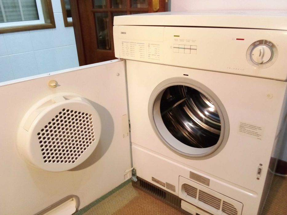 MÁQUINA DE SECAR ROUPA, com pouco uso, ZANUSSI TD 504 TC, como nova.