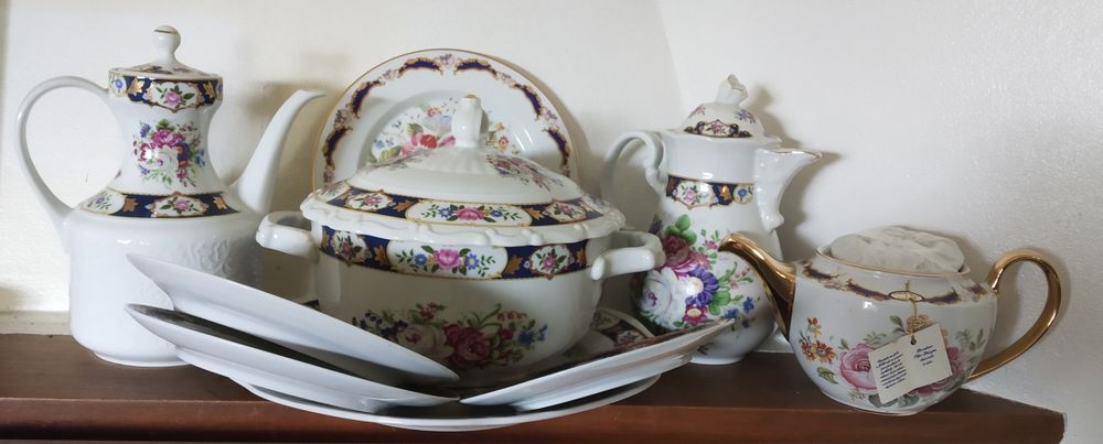 Conjuntos de louça pintada à mão, garrafas de Porto/licor, e outros