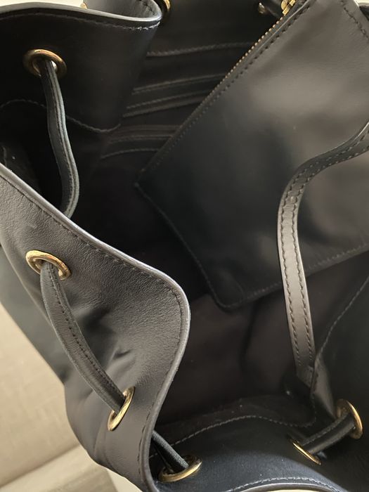 Bolsa bucket em pele preta com pochete interior